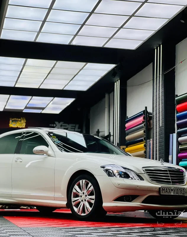 Front and side view of 2009 Mercedes-Benz S350