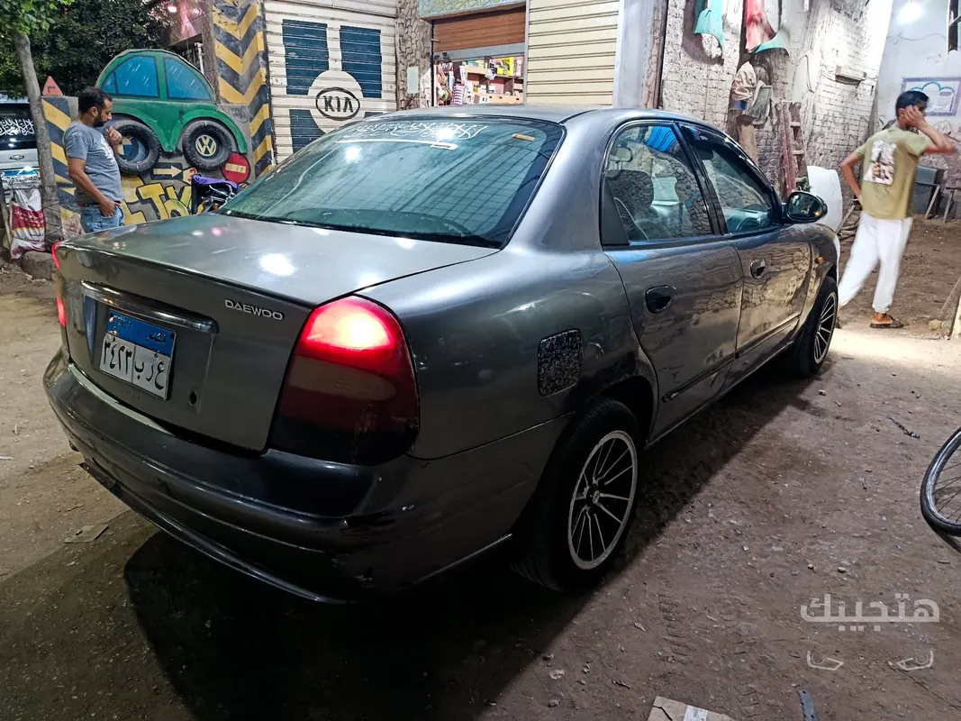 Rear and side view of 2001 Daewoo Nubira 2