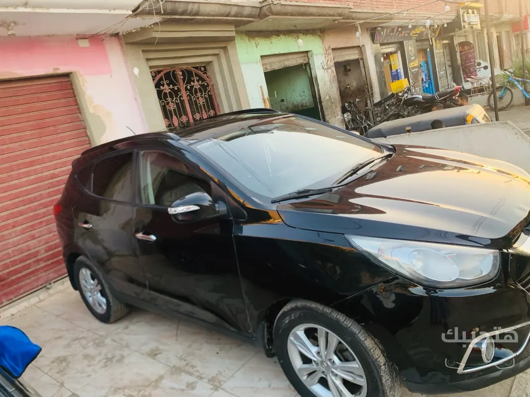 Front and side view of 2014 Hyundai iX 35