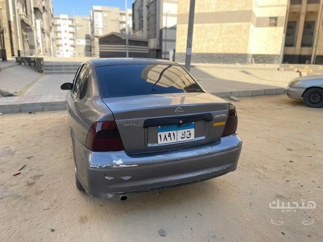 منظر خلفي لسيارة أوبل فيكترا موديل 2001