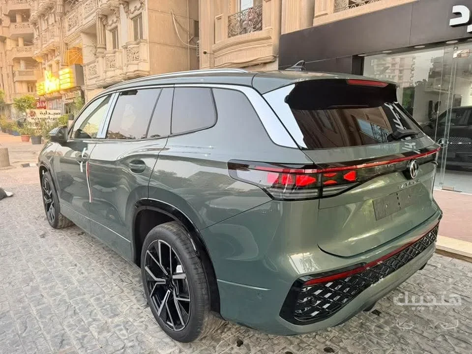 منظر خلفي لسيارة فولكس واجن تايرون موديل 2026