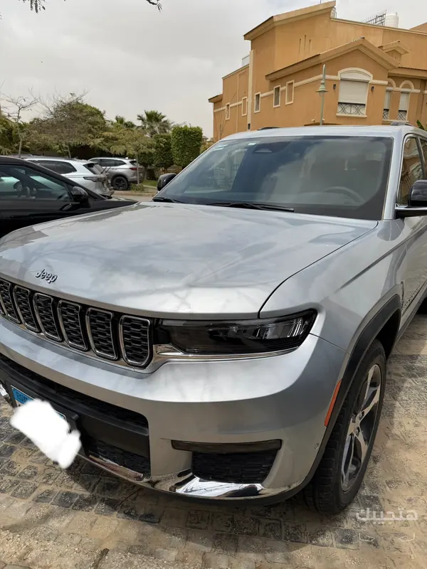 Front view of 2025 Jeep Grand Cherokee