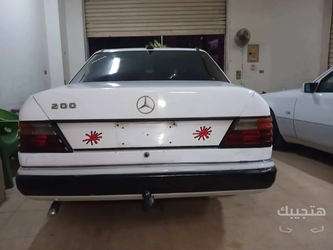 Rear view of 1990 Mercedes-Benz E200