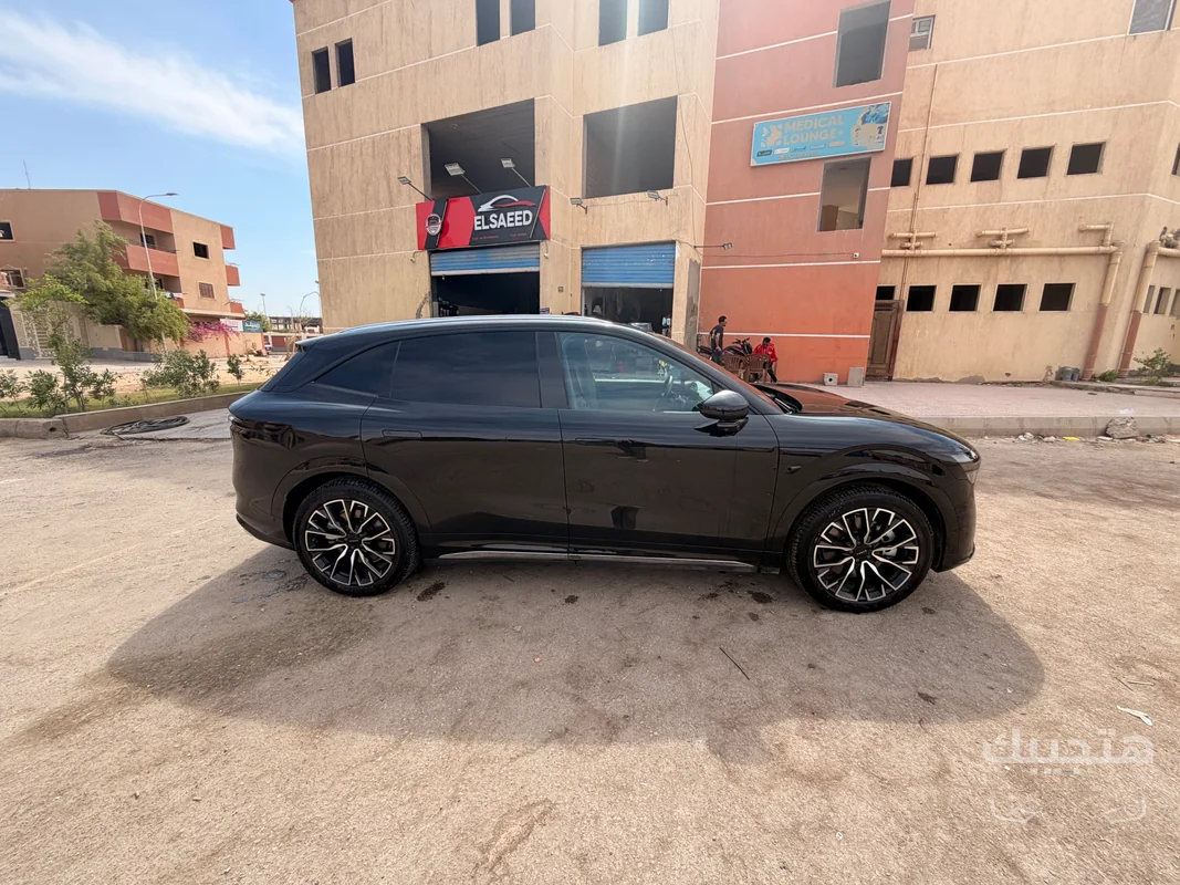 side view of 2025 Zeekr 7X