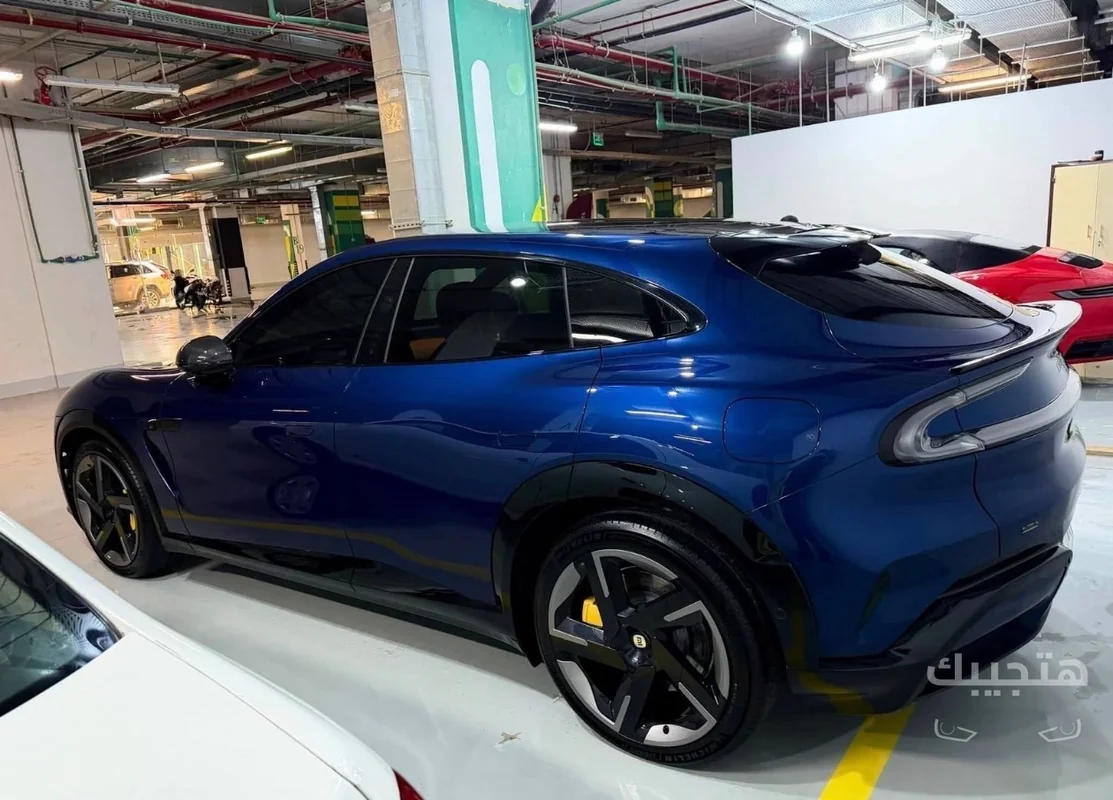 side and rear view of 2025 Xiaomi YU7