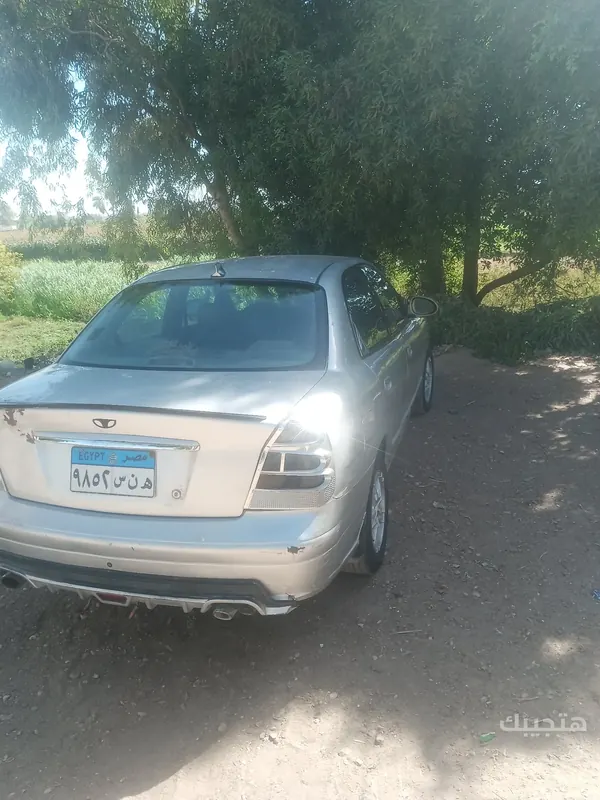 Rear and side view of 2005 Daewoo Nubira 2