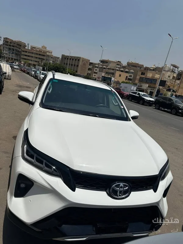 منظر أمامي لسيارة تويوتا فورتشنر موديل 2027