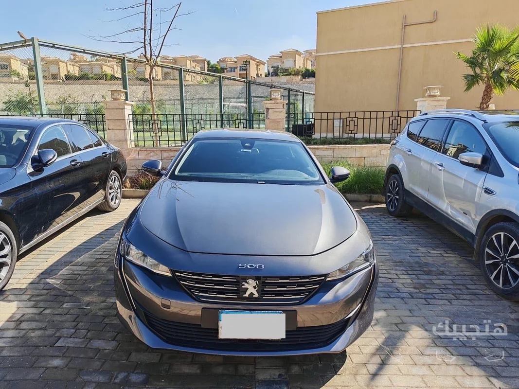 منظر أمامي لسيارة بيجو 508 موديل 2022