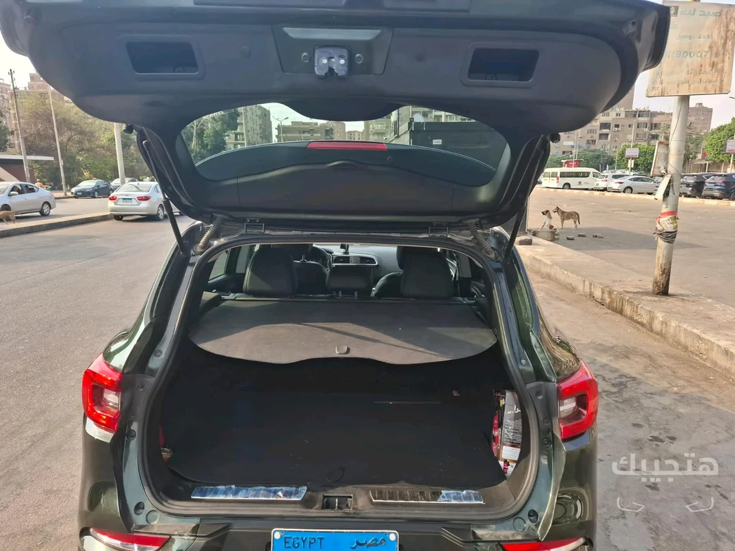 Boot, Rear and side view of 2020 Renault Kadjar