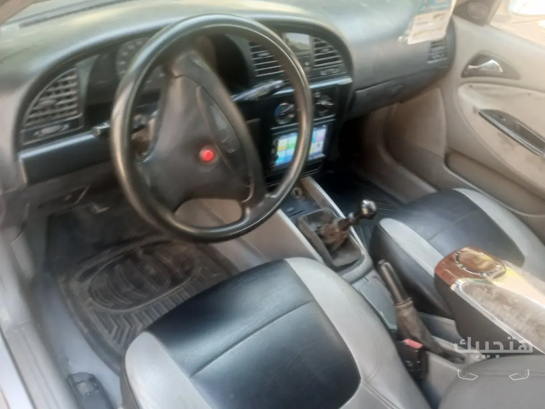 Interior view of 2005 Daewoo Nubira 2