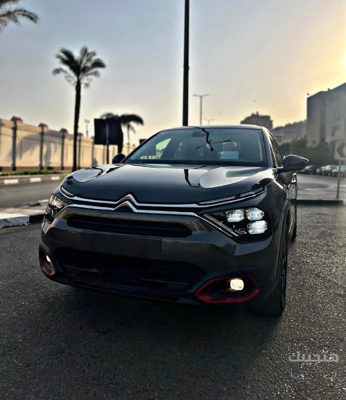 Front view of 2024 Citroën C4