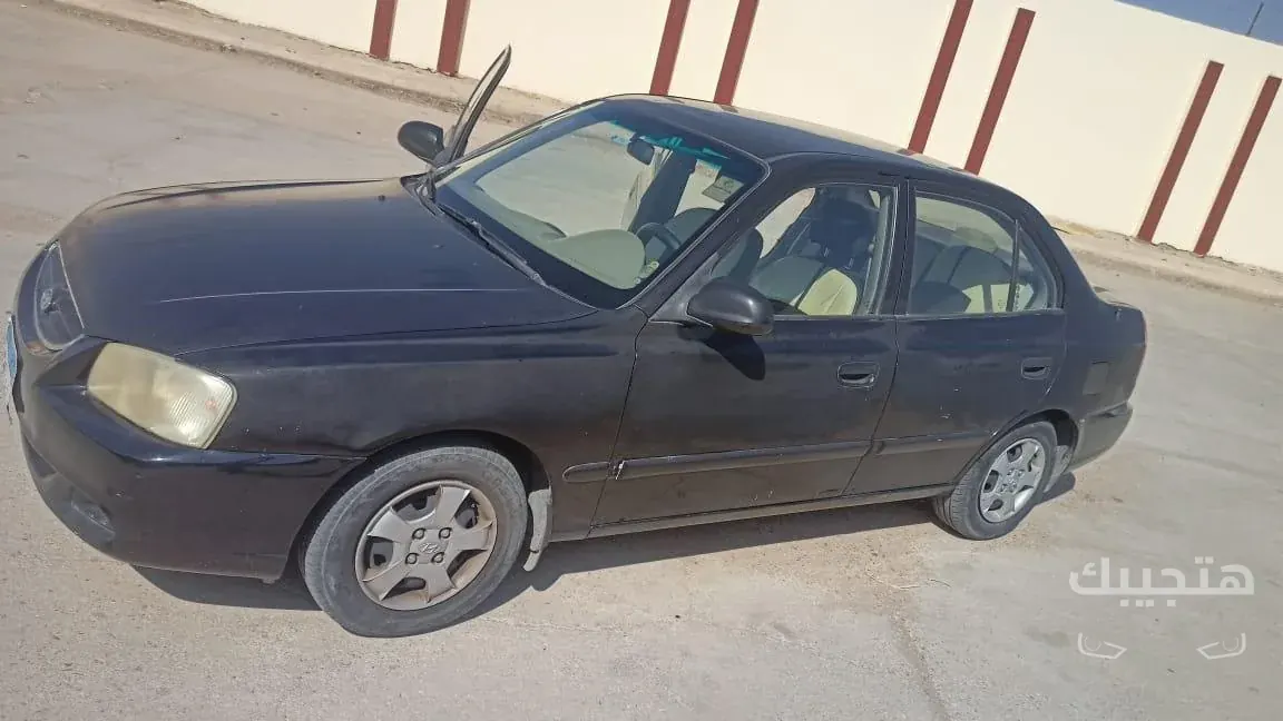 Front and side view of 2008 Hyundai Verna