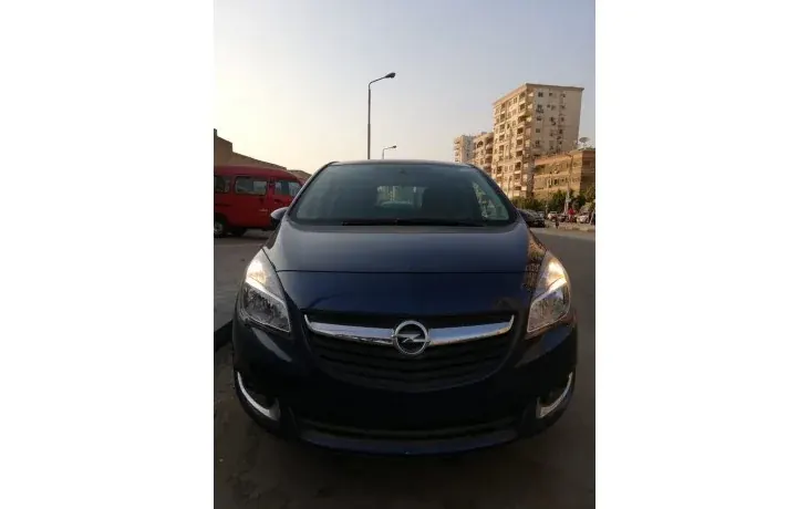 Front view of 2016 Opel Meriva