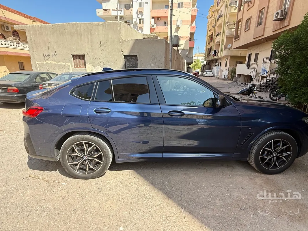 side view of 2025 BMW X4