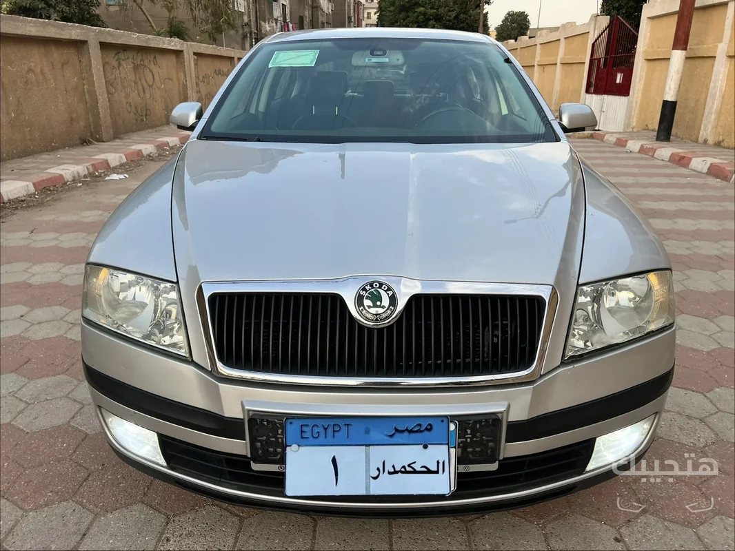 منظر أمامي لسيارة سكودا أوكتافيا موديل 2005