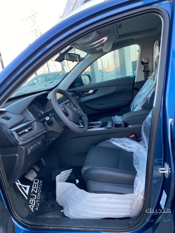 Interior and side view of 2027 Chery Tiggo 4 Pro