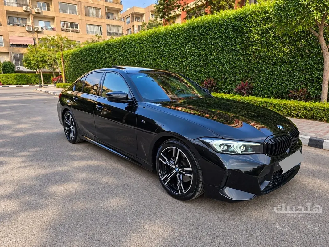 Front and side view of 2024 BMW 320i