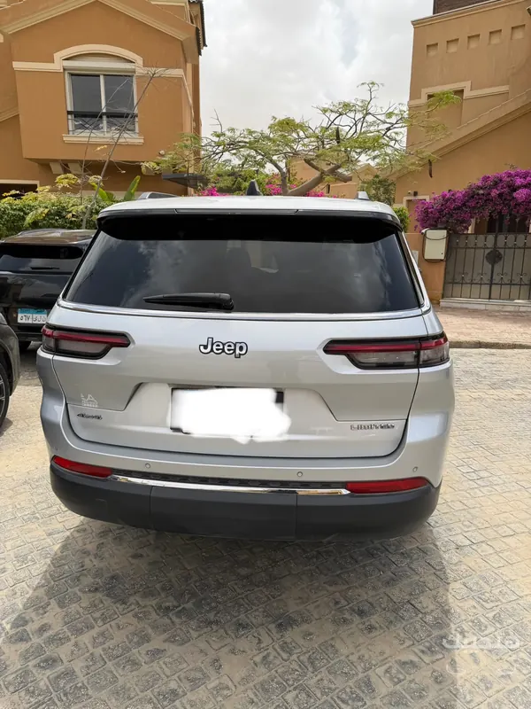 Rear view of 2025 Jeep Grand Cherokee