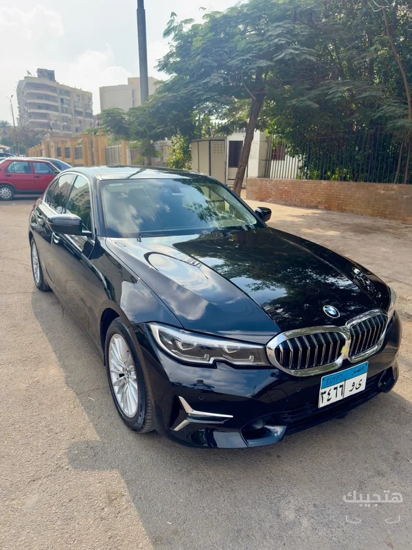 Front and side view of 2020 BMW 320i