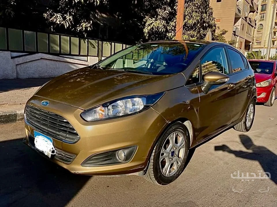 Front and side view of 2015 Ford Fiesta