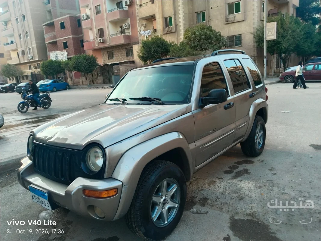 Front and side view of 2003 Jeep Liberty