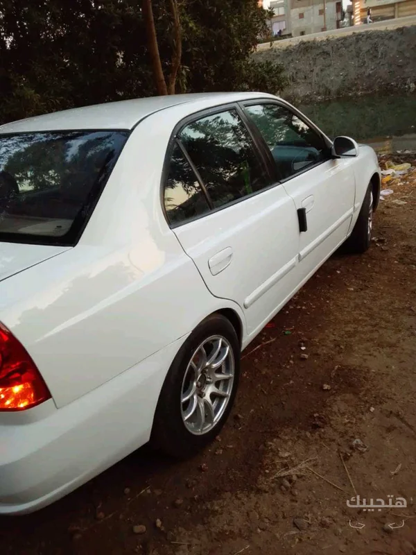 side view of 2010 Hyundai Verna