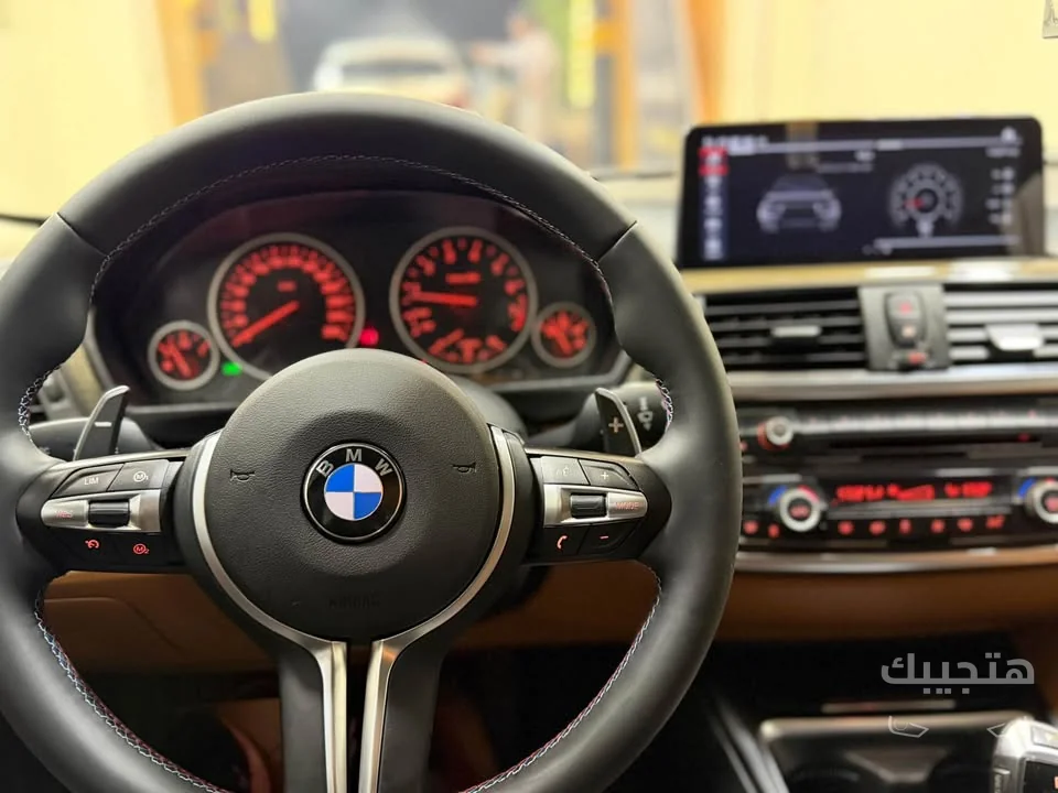 Interior view of 2013 BMW 320i