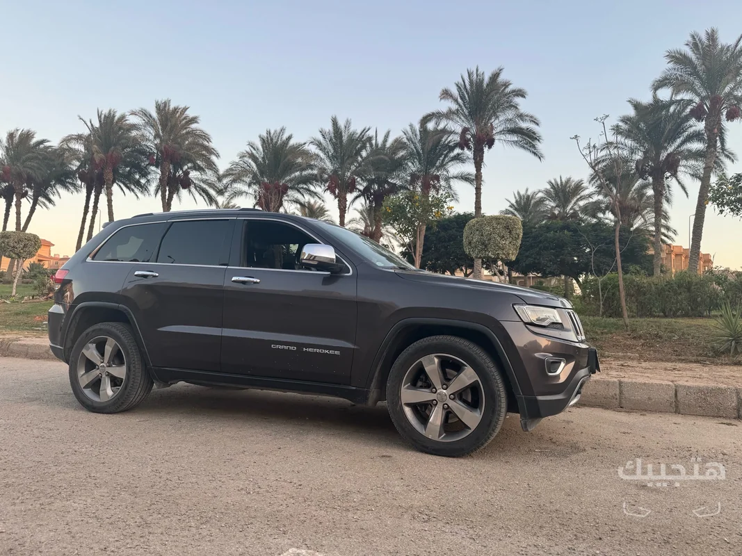 side view of 2016 Jeep Grand Cherokee