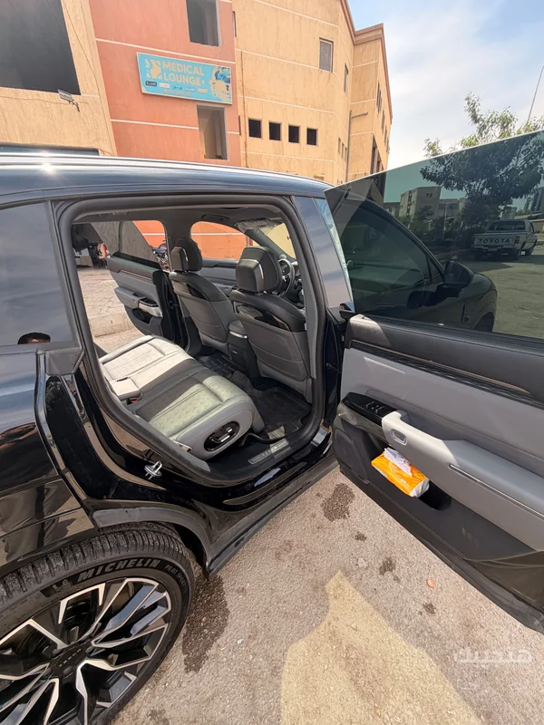 Interior and side view of 2025 Zeekr 7X