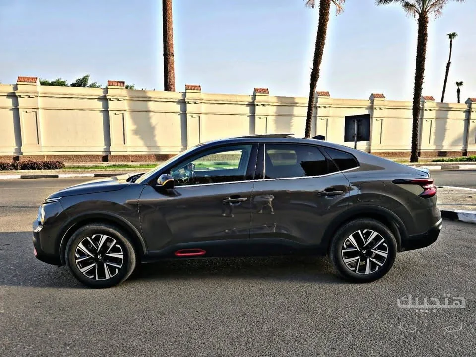 side view of 2024 Citroën C4