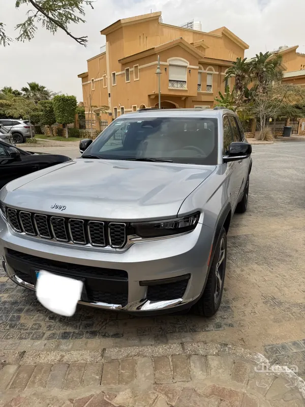 Front view of 2025 Jeep Grand Cherokee