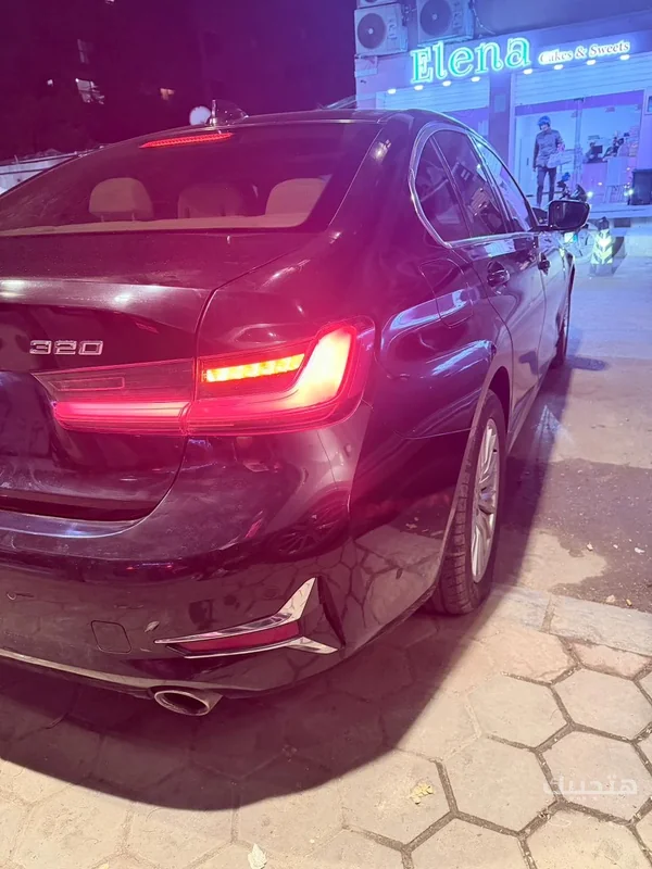 منظر خلفي وجانبي لسيارة بي إم دبليو 320آي موديل 2020