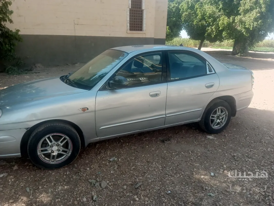 side view of 2005 Daewoo Nubira 2