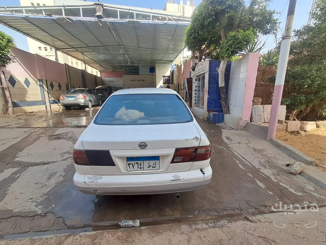 Rear view of 2000 Nissan Sunny