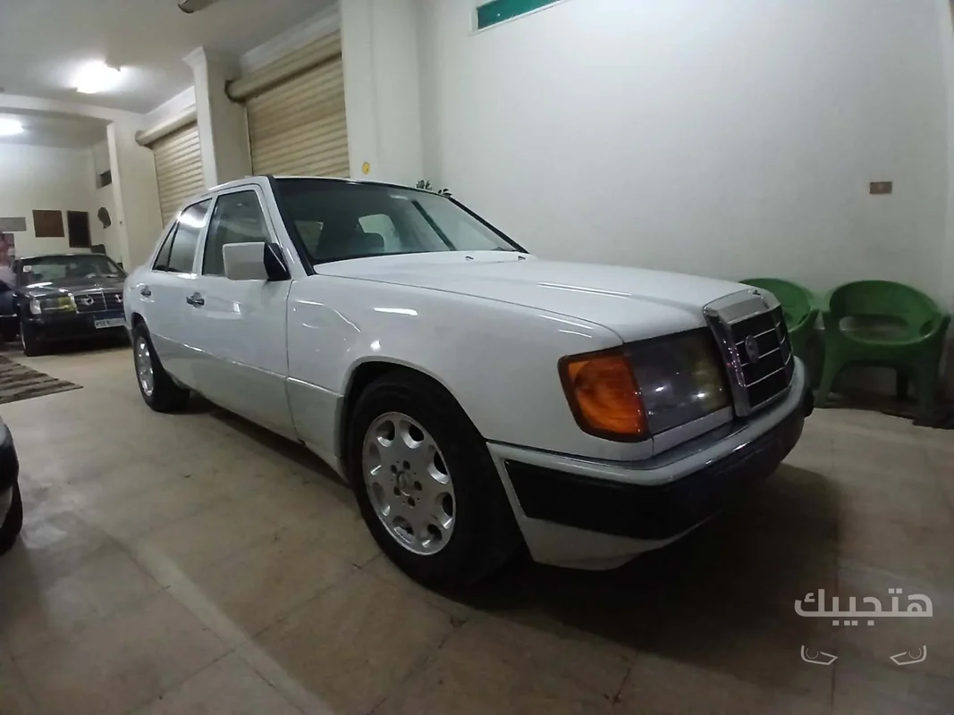 Front and side view of 1990 Mercedes-Benz E200