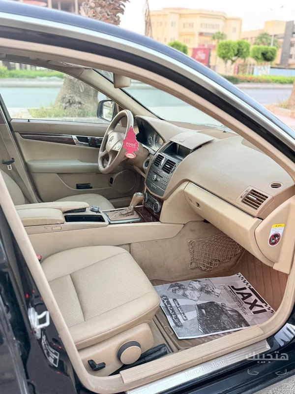 Interior view of 2008 Mercedes-Benz C200