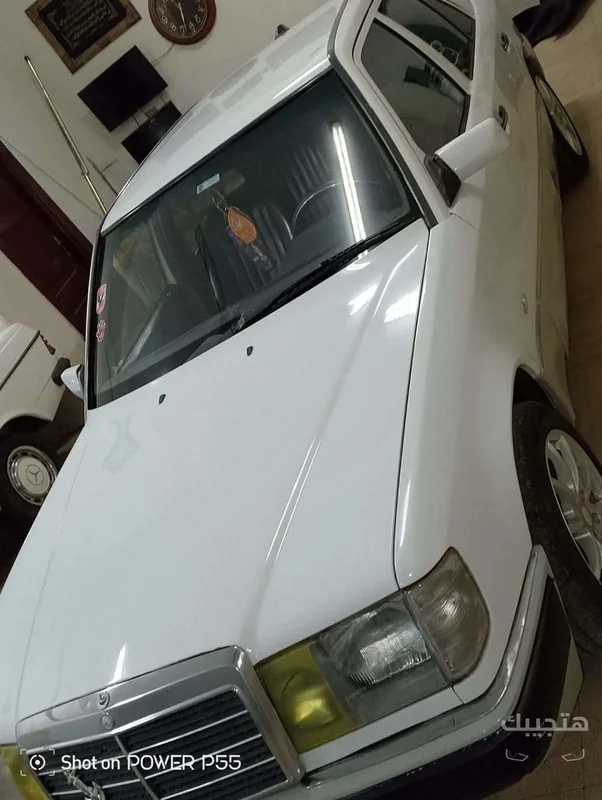 Front and side view of 1990 Mercedes-Benz E200