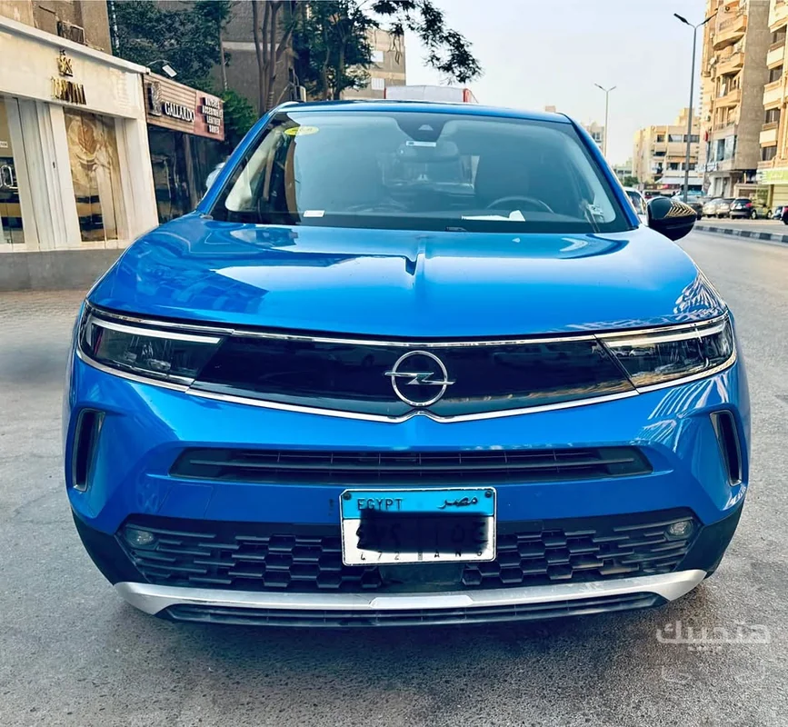 منظر أمامي لسيارة أوبل موكا موديل 2022