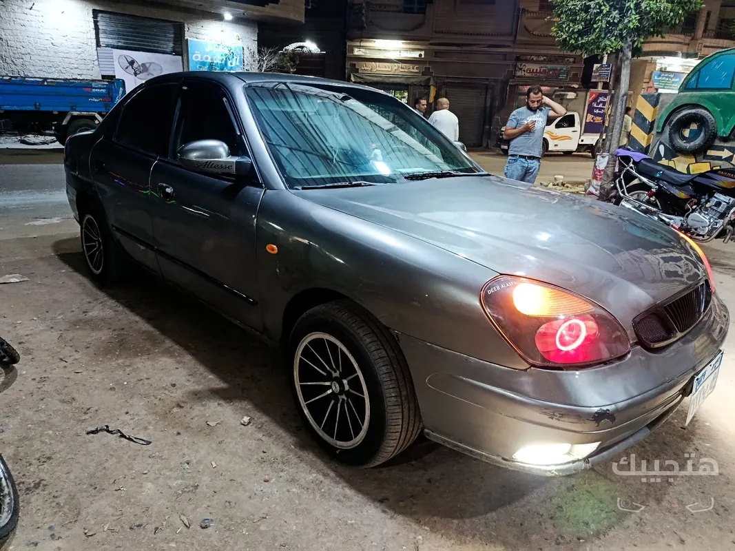 Front and side view of 2001 Daewoo Nubira 2