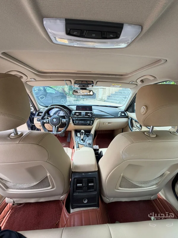 Interior view of 2017 BMW 320i