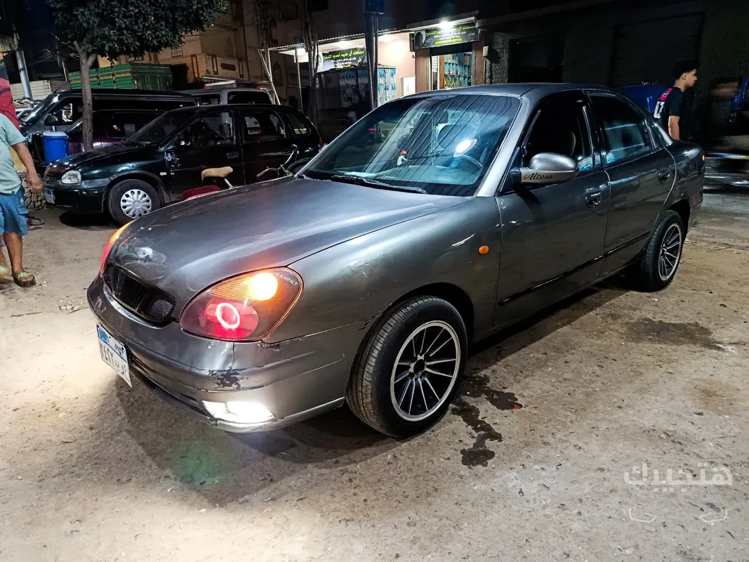 Front and side view of 2001 Daewoo Nubira 2