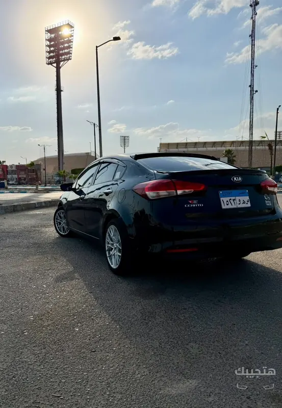side and rear view of 2017 Kia Cerato